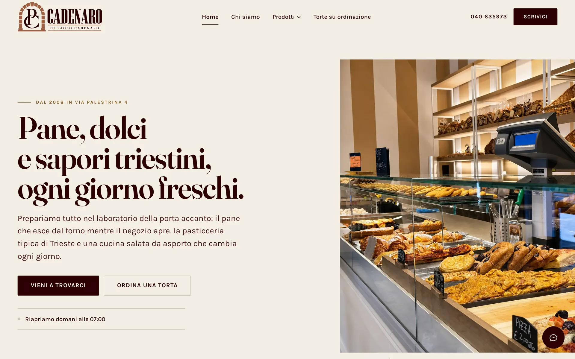 Home page del sito della Pasticceria Cadenaro: titolo «Pane, dolci e sapori triestini, ogni giorno freschi» accanto alla foto della vetrina.