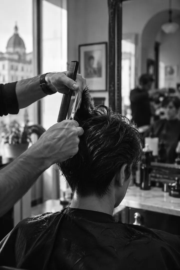 Un parrucchiere taglia i capelli